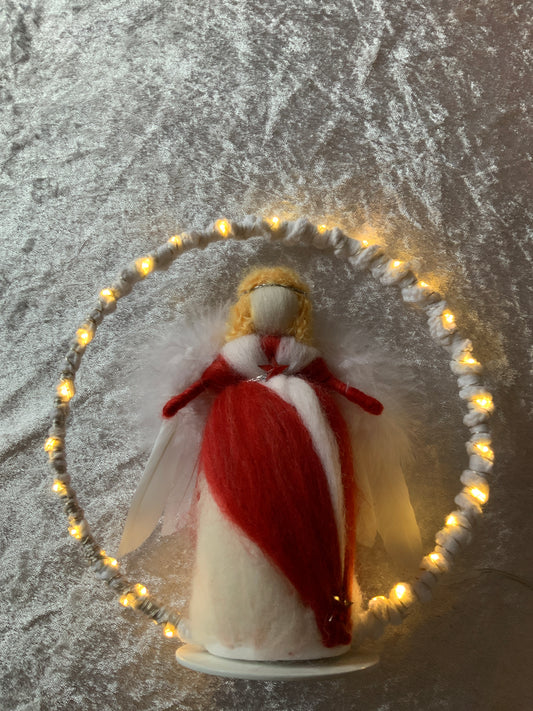 Handgemachter Merinowolle Engel in einem Lichterbogen