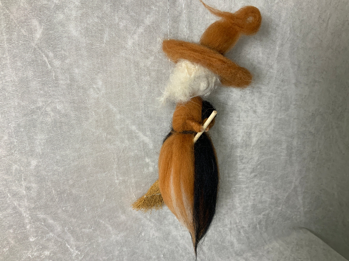 Braune kleine Hexe für Herbst & Halloween