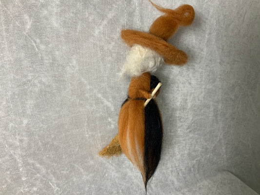 Braune kleine Hexe für Herbst & Halloween