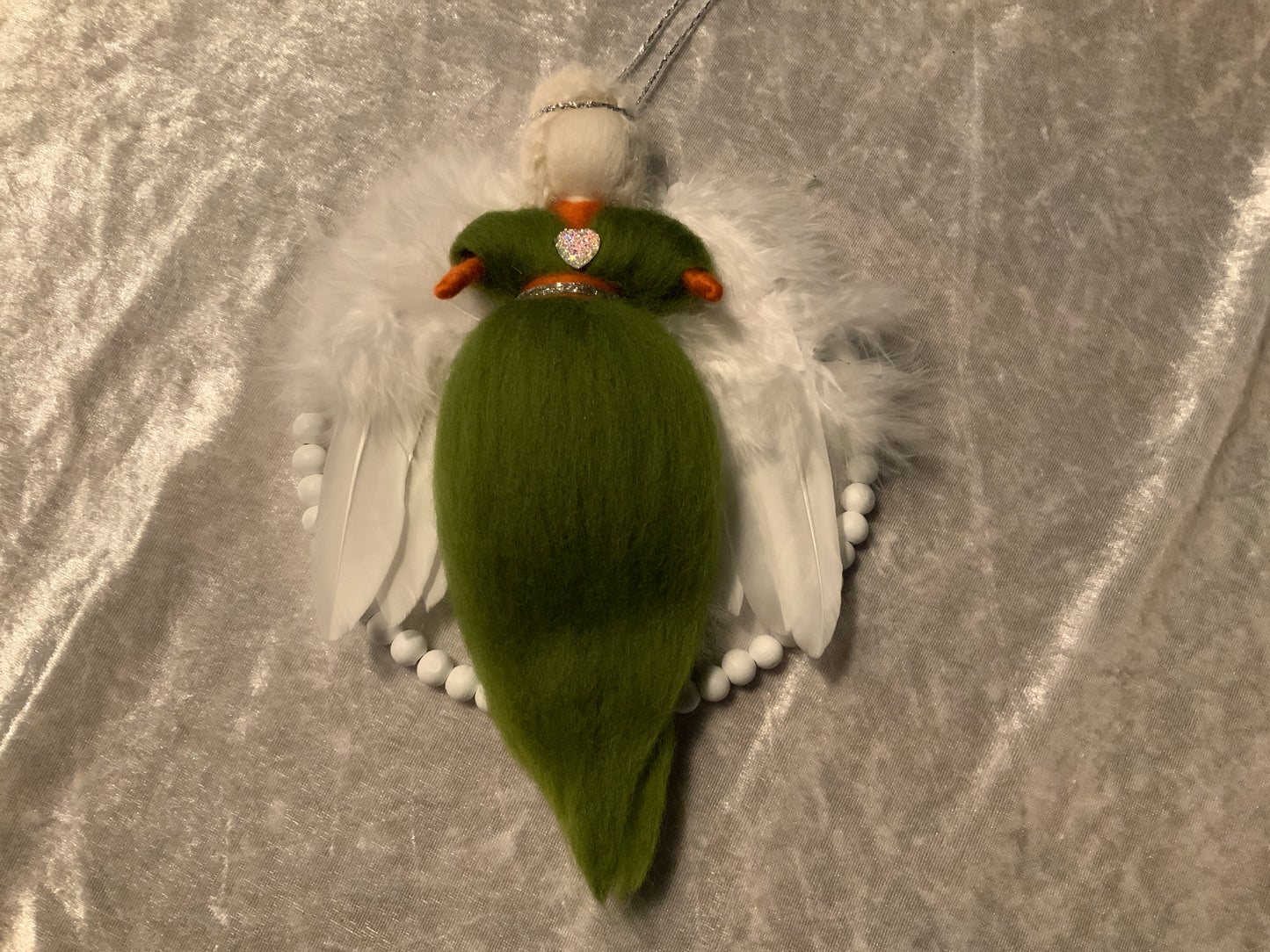 Handgefertigter Engel in einem Holzperlenkreis