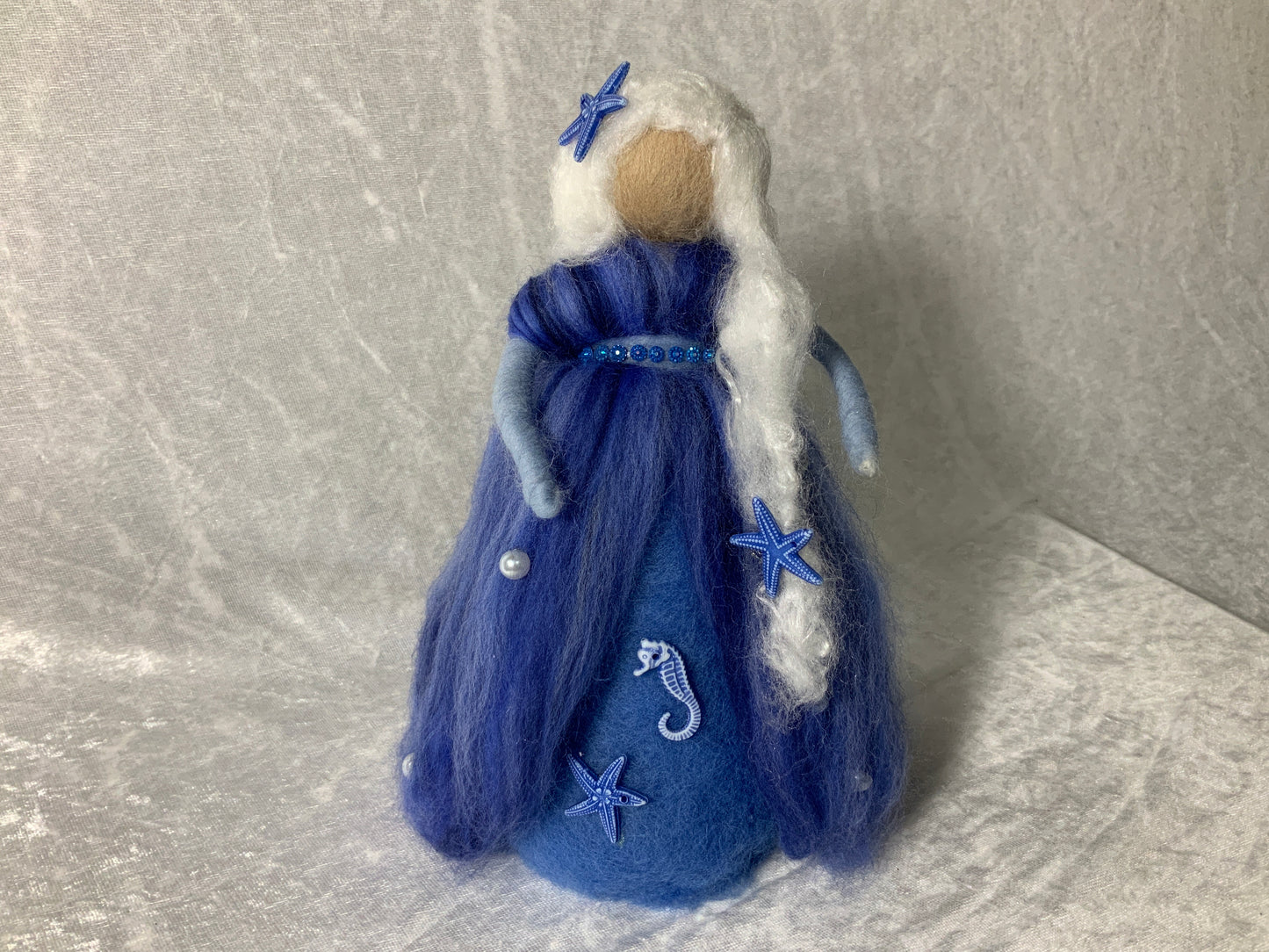 Handgefertigte Meerjungfrau aus Merinowolle