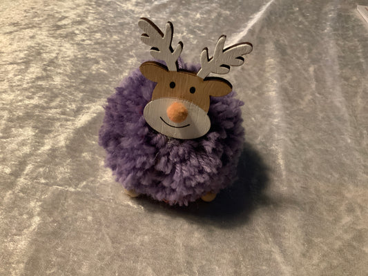 Rentier aus Wolle in Lila