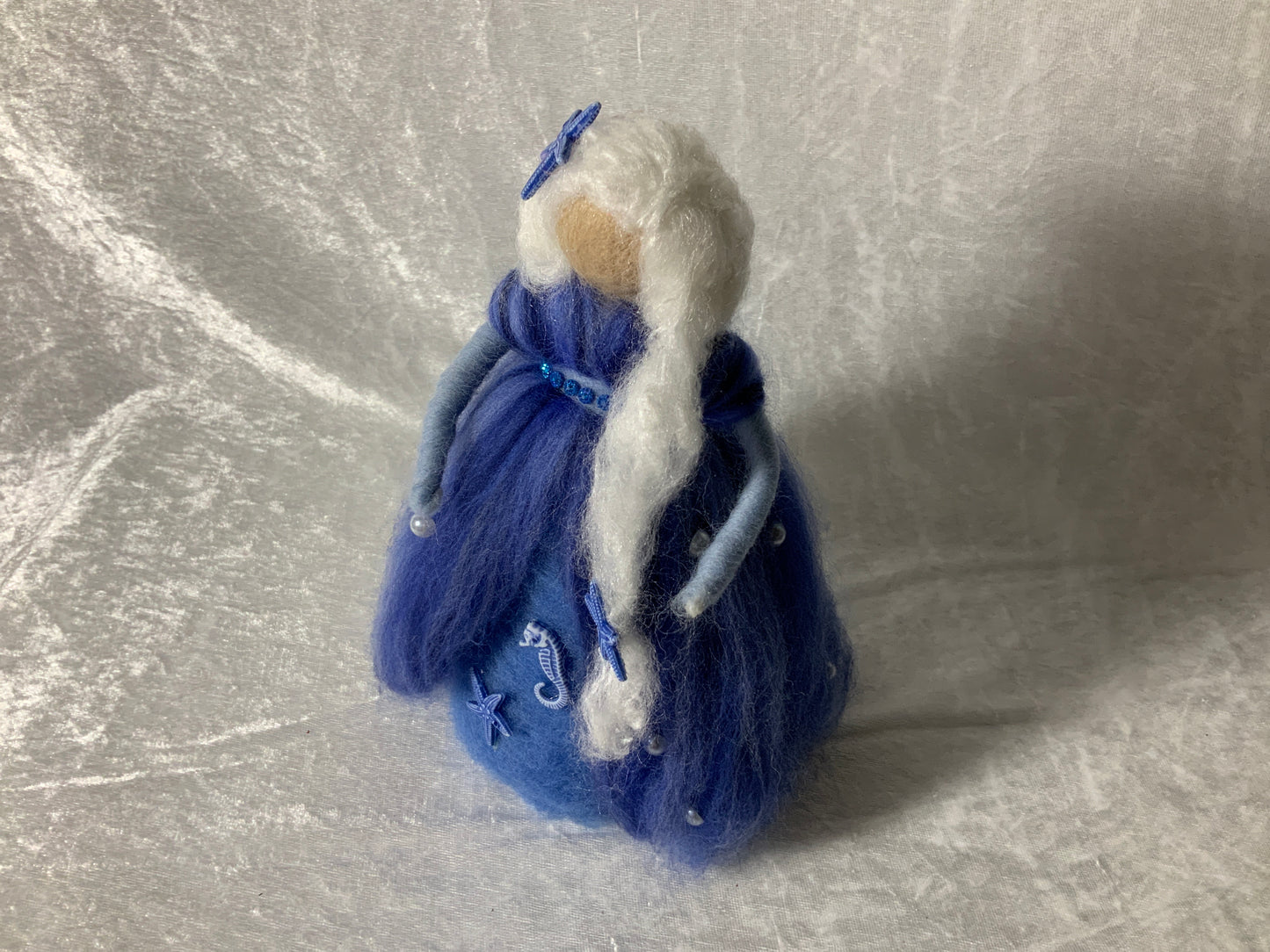 Handgefertigte Meerjungfrau aus Merinowolle