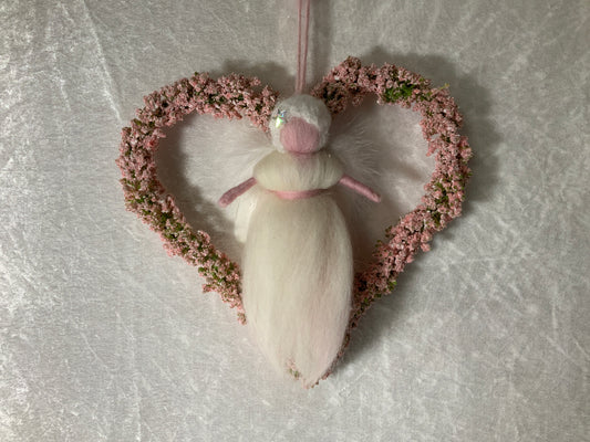 Handgefertigter Engel in einem Rosé Farbenen Herz