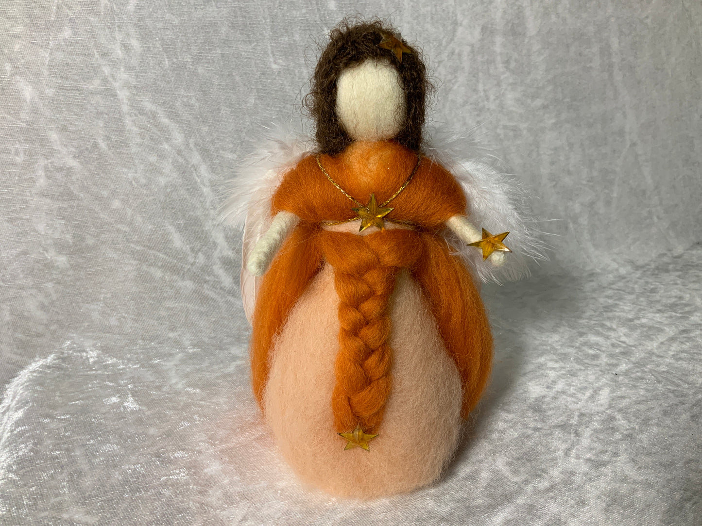 Handgefertigter Engel aus Merinowolle in Orange