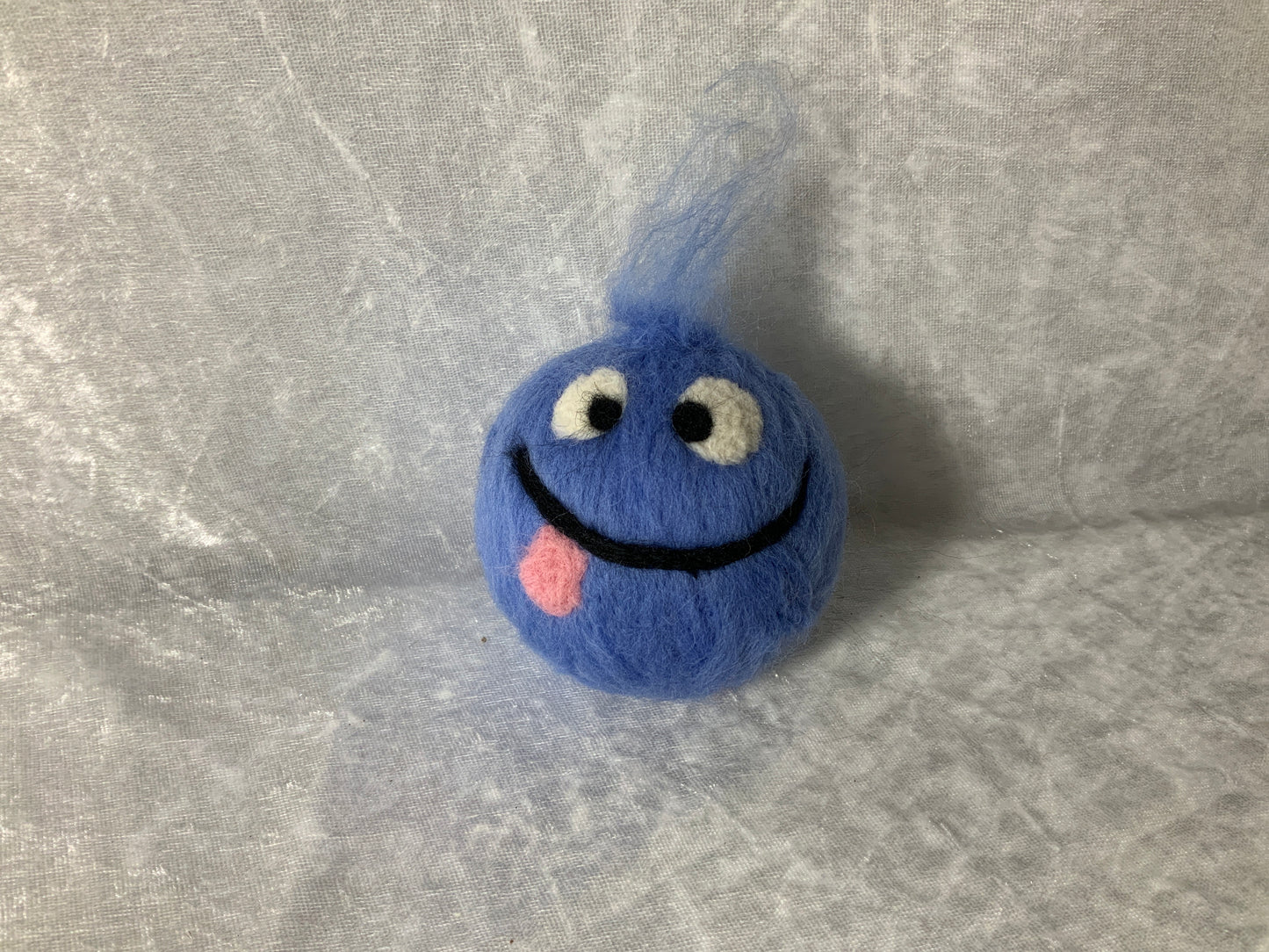 Lustiger Smiley aus Zauberwolle in Blau