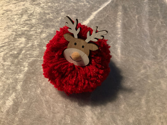 Rentier aus Wolle in Rot mit Glitzer