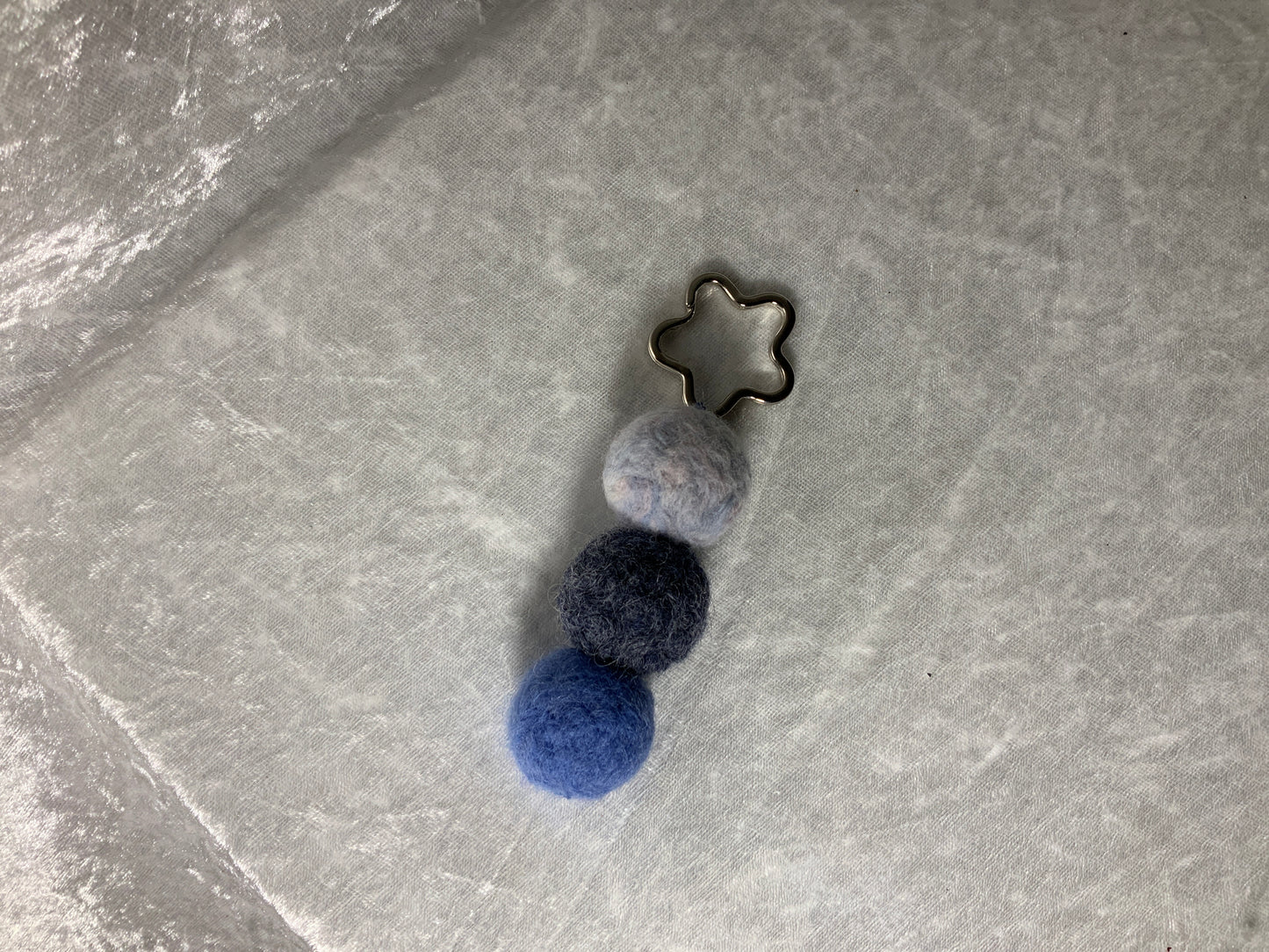Handgefertigter Schlüsselanhänger mit Blauen Filz Kugeln