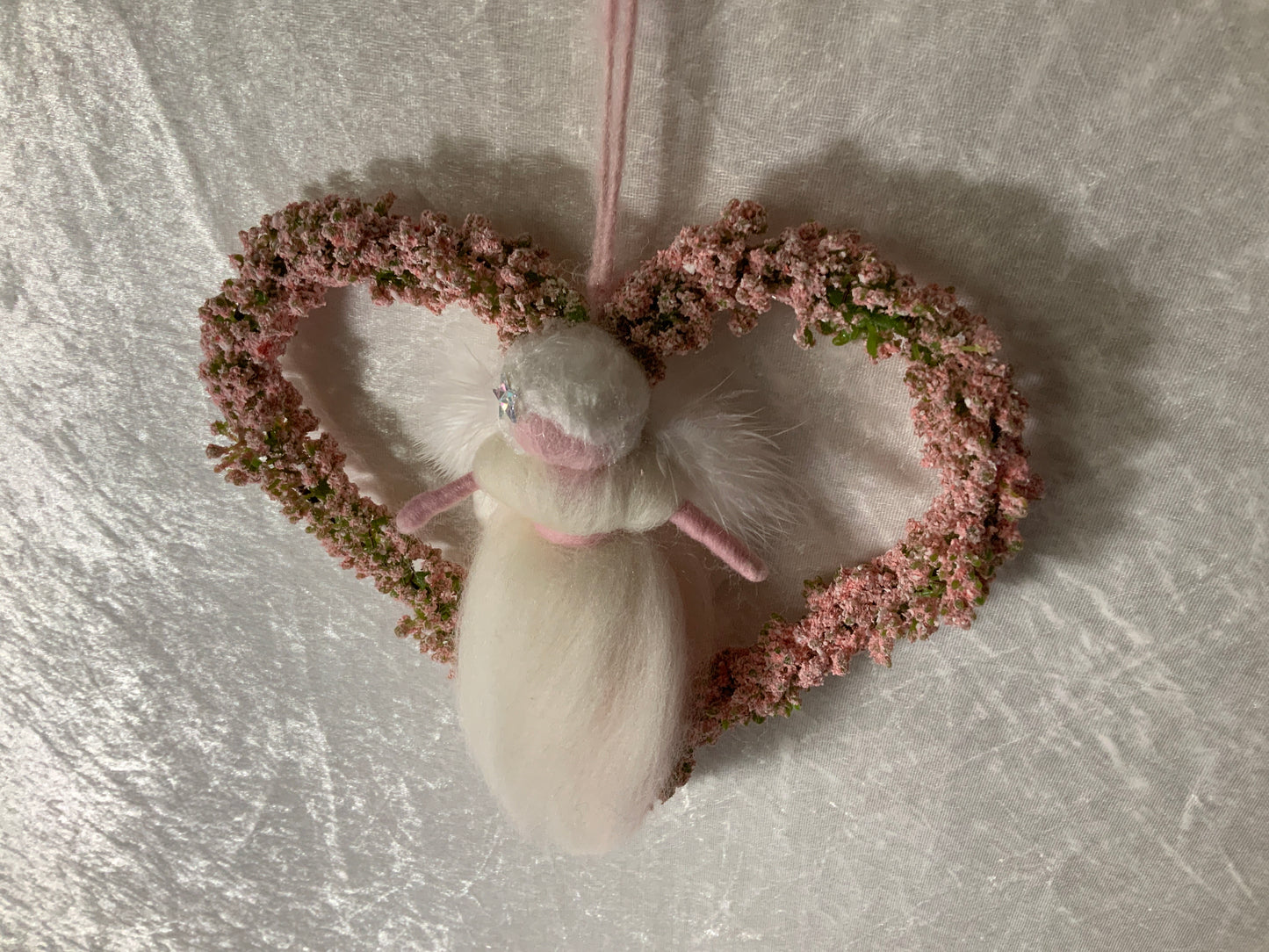 Handgefertigter Engel in einem Rosé Farbenen Herz