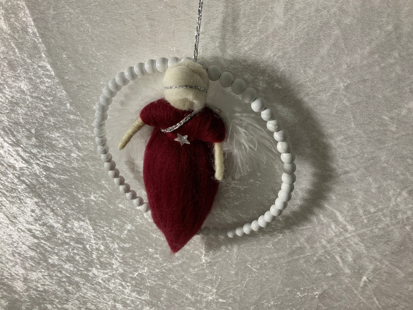 Engel aus Merinowolle in einem Ring mit Holzperlen