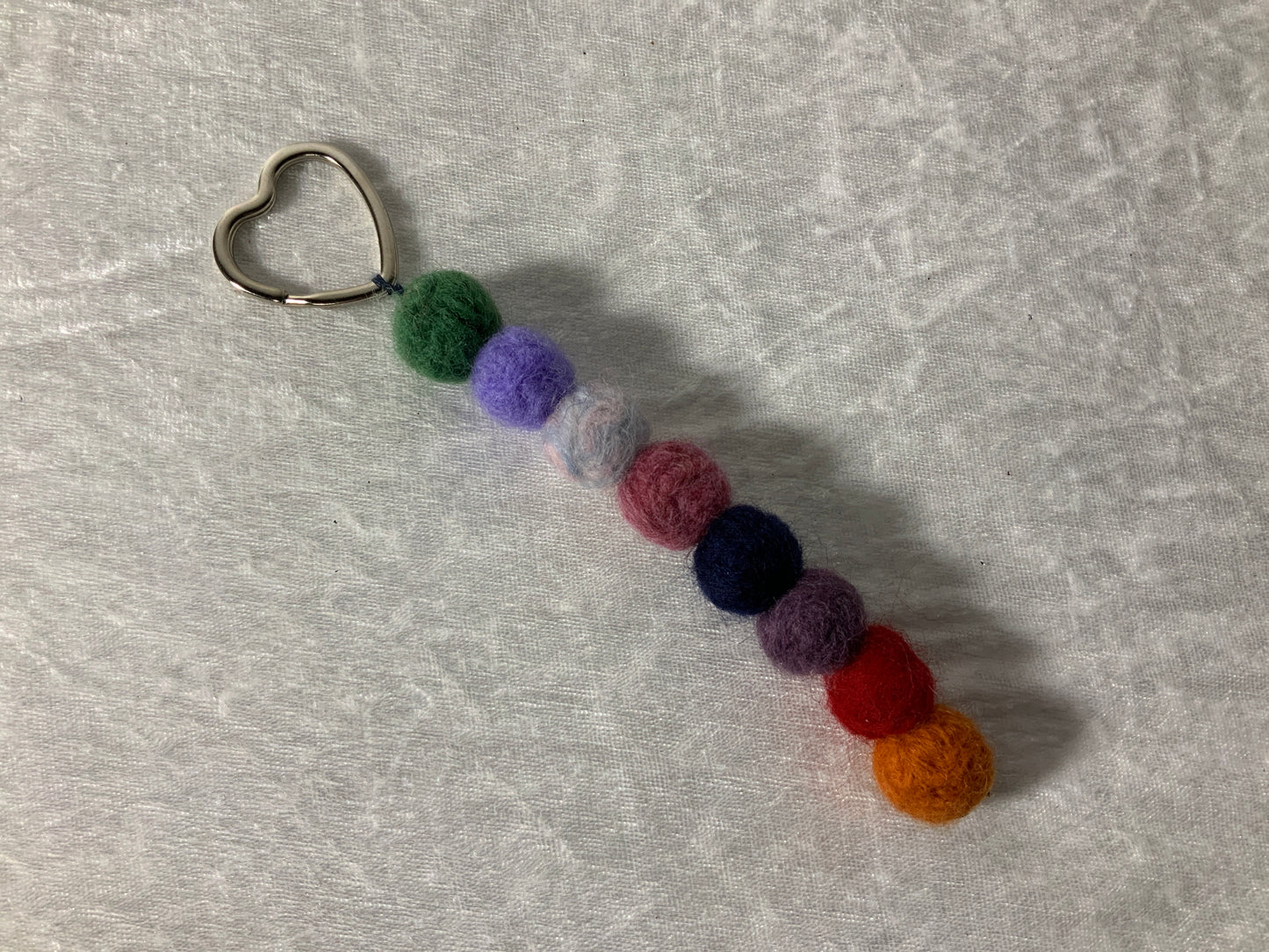 Handgefertigter Schlüsselanhänger mit Bunten Filzkugeln