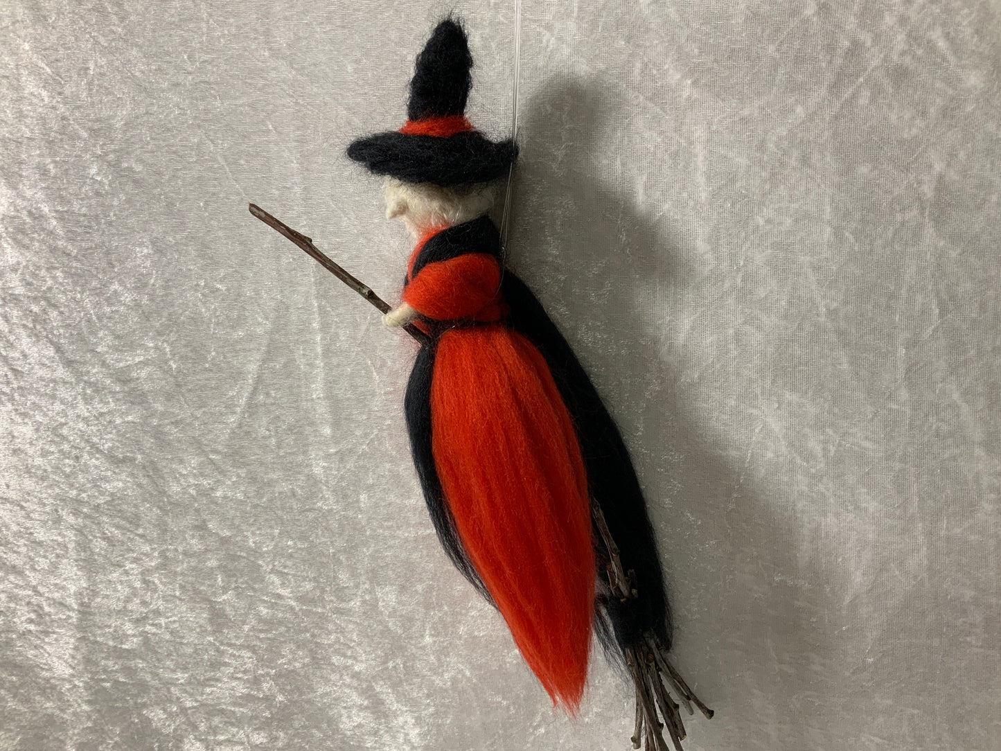 Herbstliche Hexe aus Merinowolle in Rot & Schwarz