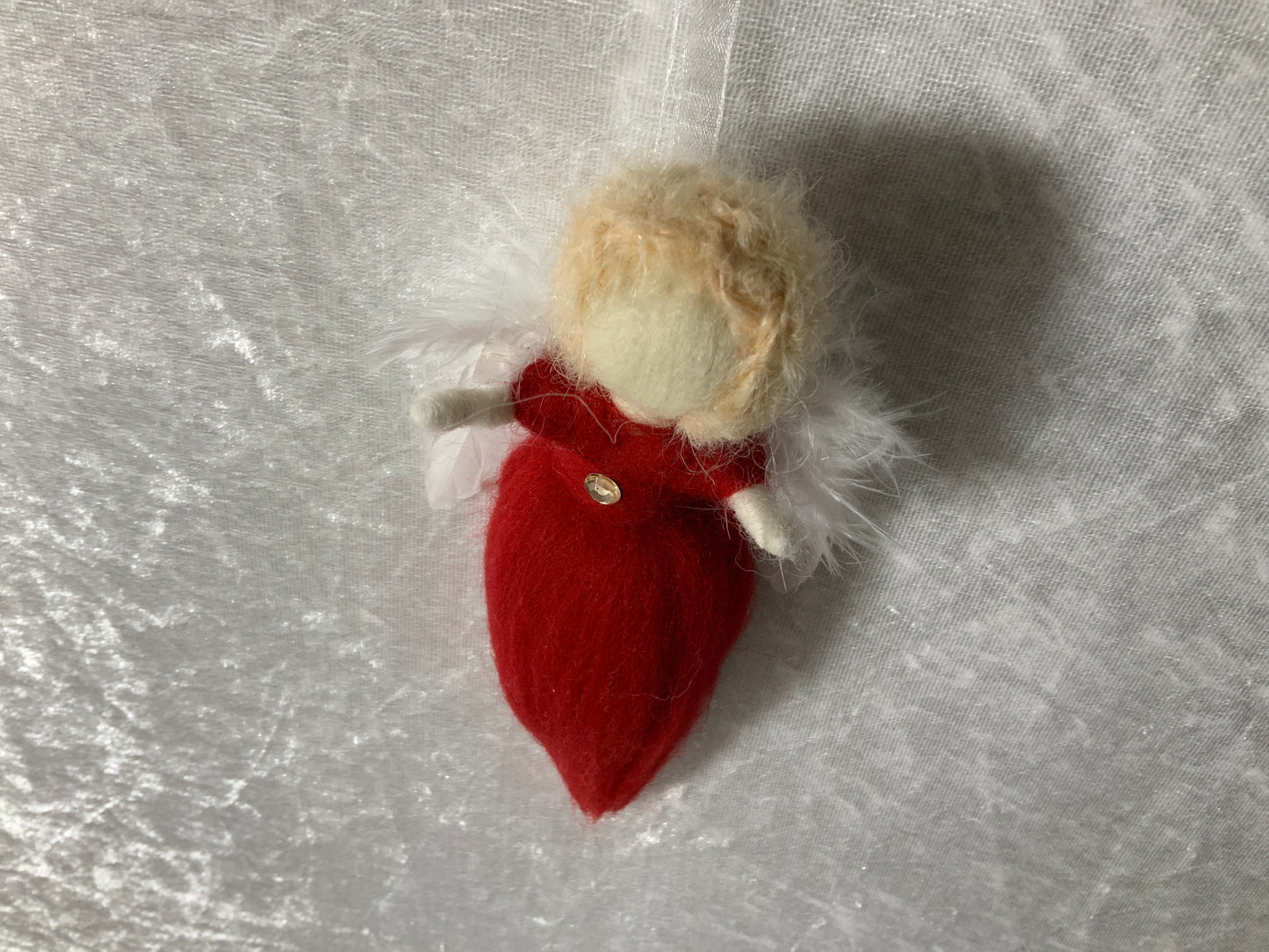 Engel in Rot für den Tannenbaum