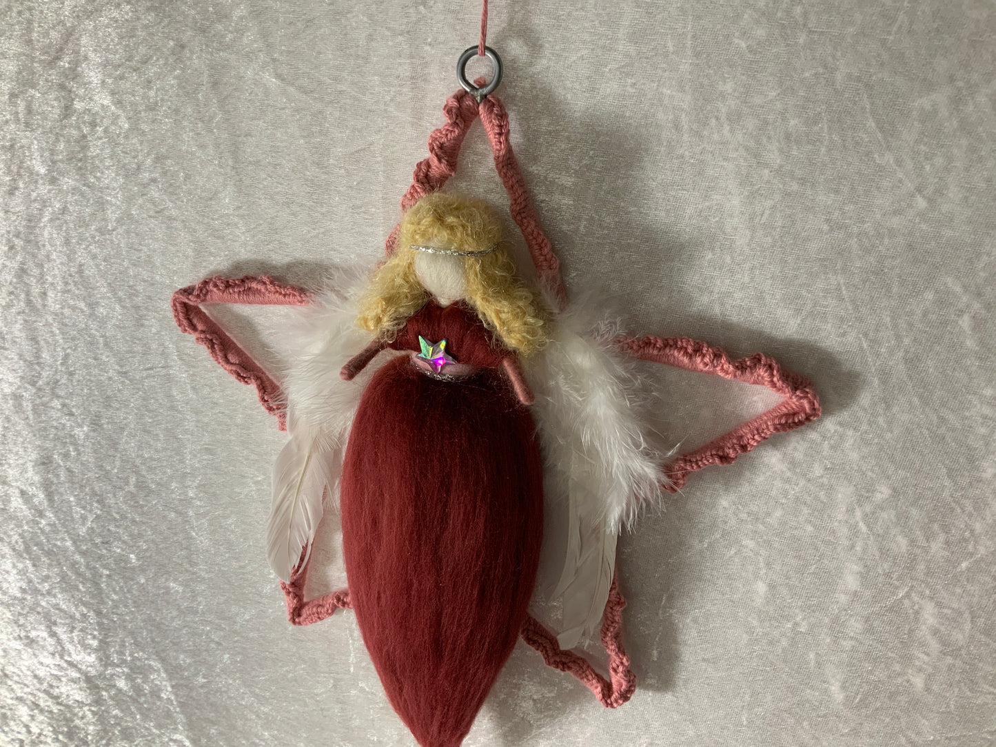 Handgefertigter Engel in einem Stern