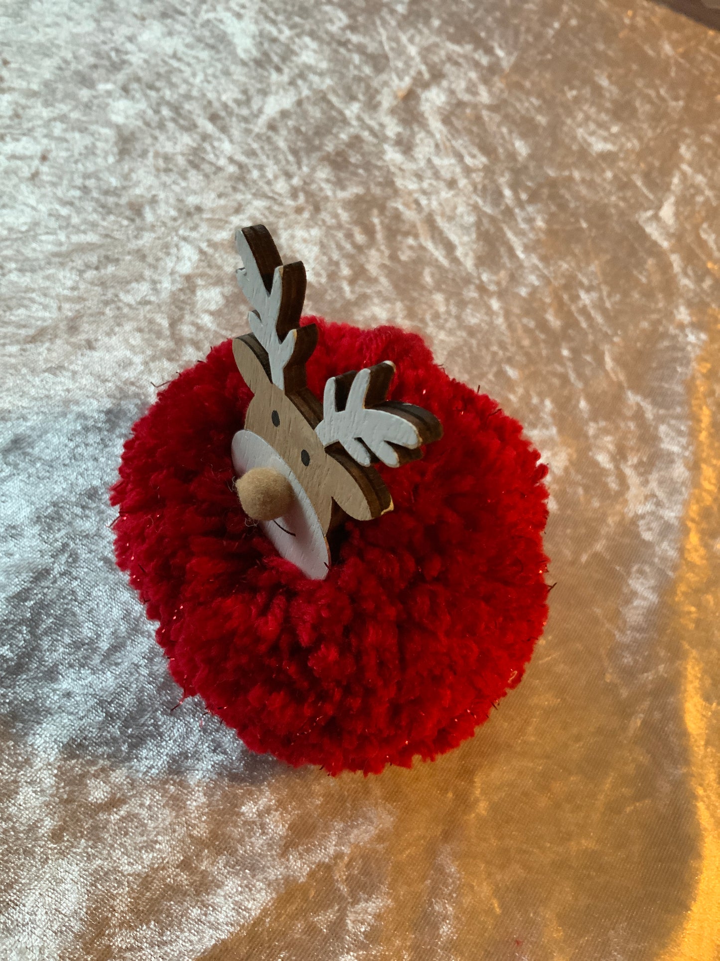 Rentier aus Wolle in Rot