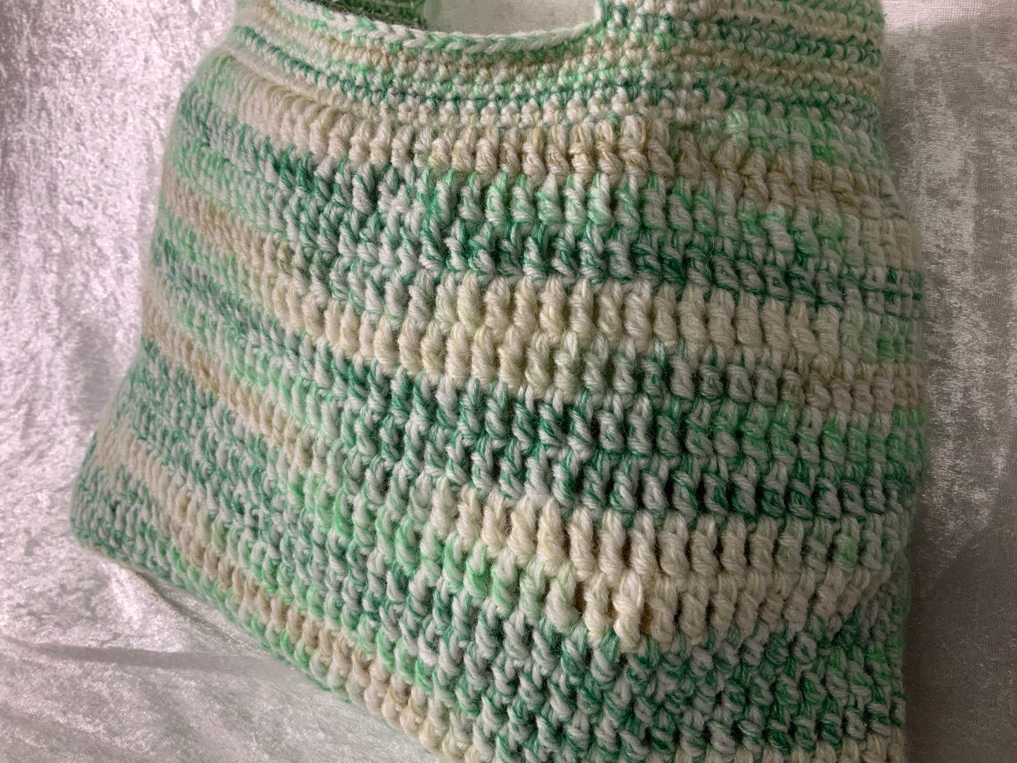 Handgefertigte Beuteltasche aus Wolle in Grün