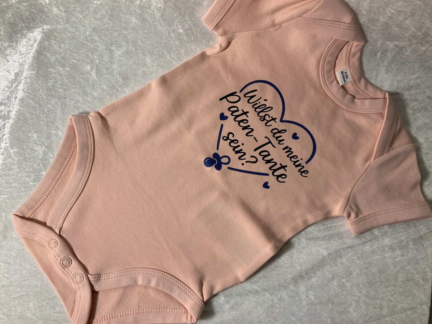 Baby Body in Rosa mit Aufschrift „willst du meine Patentante sein“