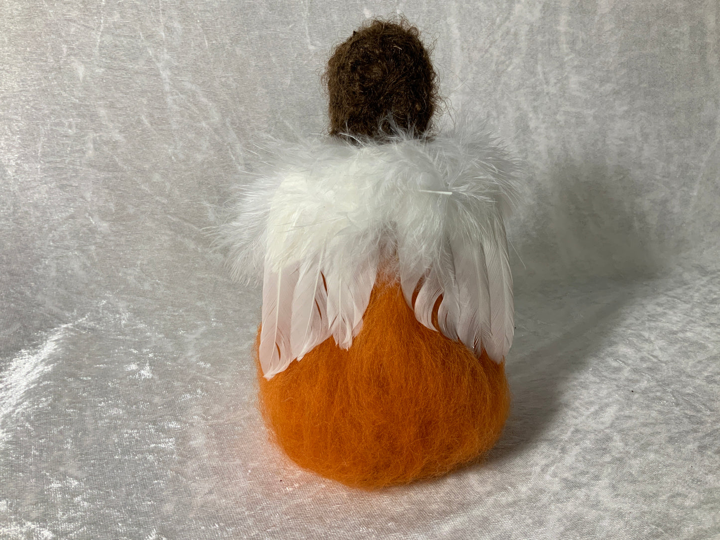 Handgefertigter Engel aus Merinowolle in Orange