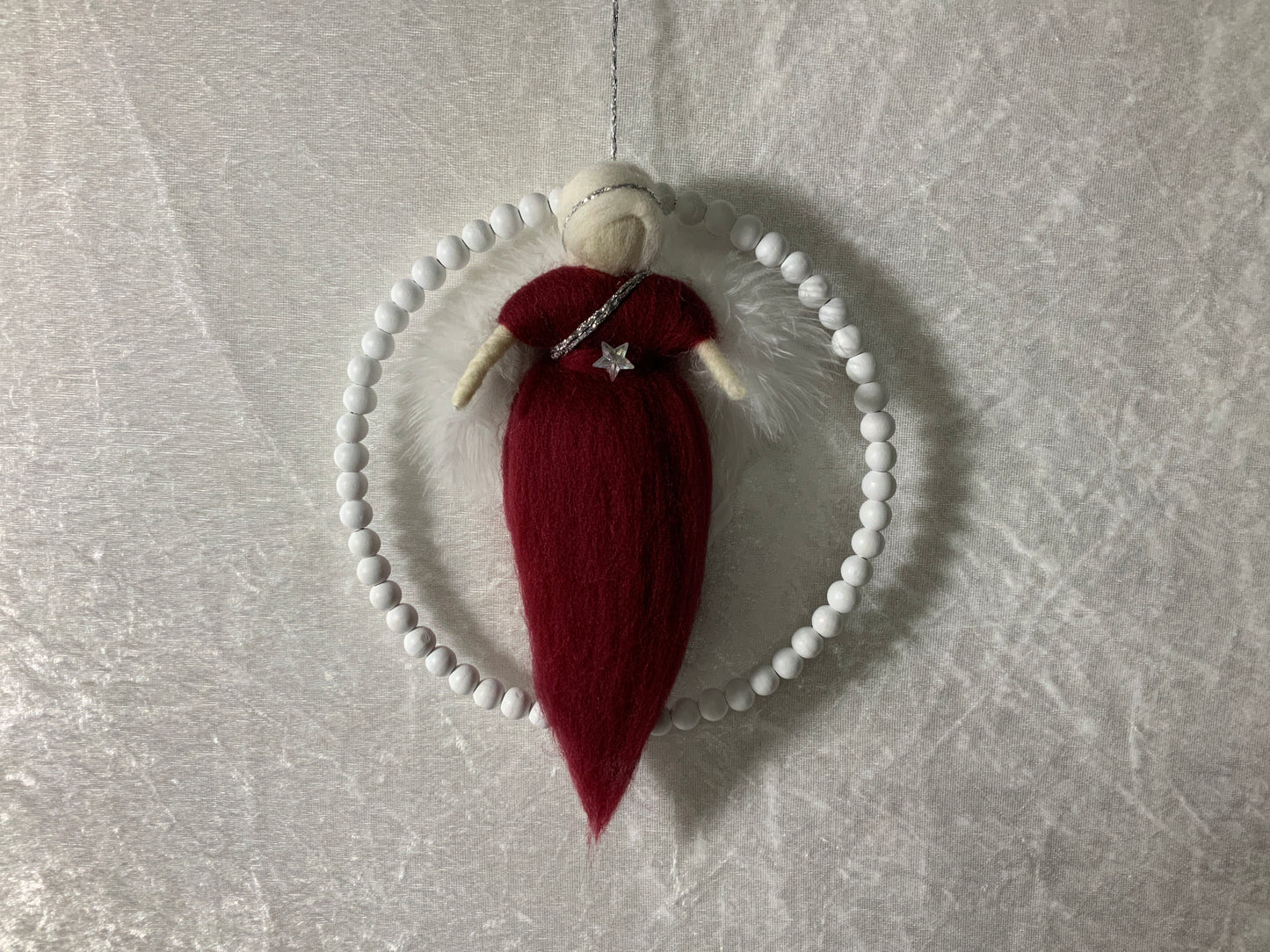 Engel aus Merinowolle in einem Ring mit Holzperlen