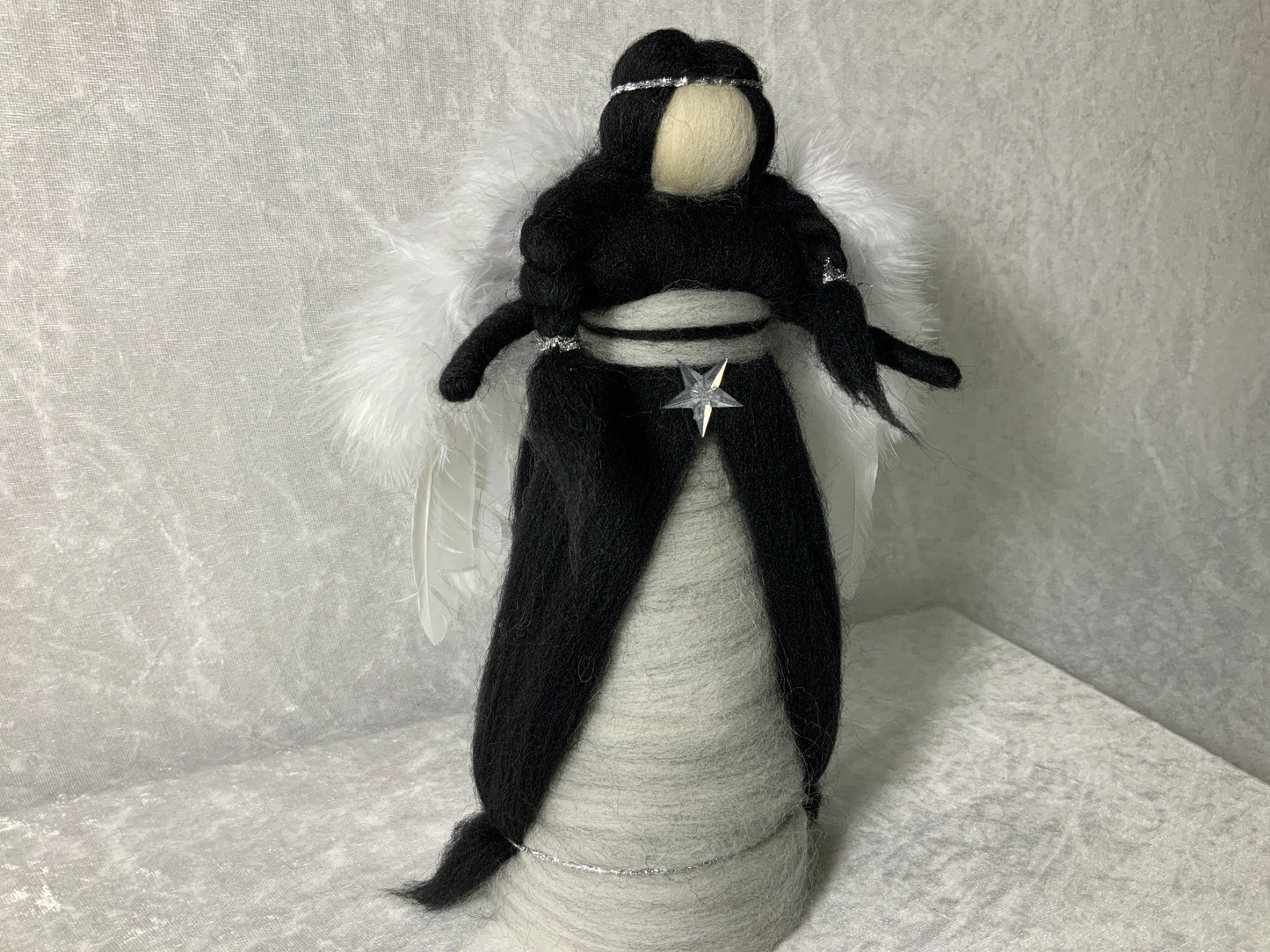 Handgemachter Engel aus Merinowolle in schwarz