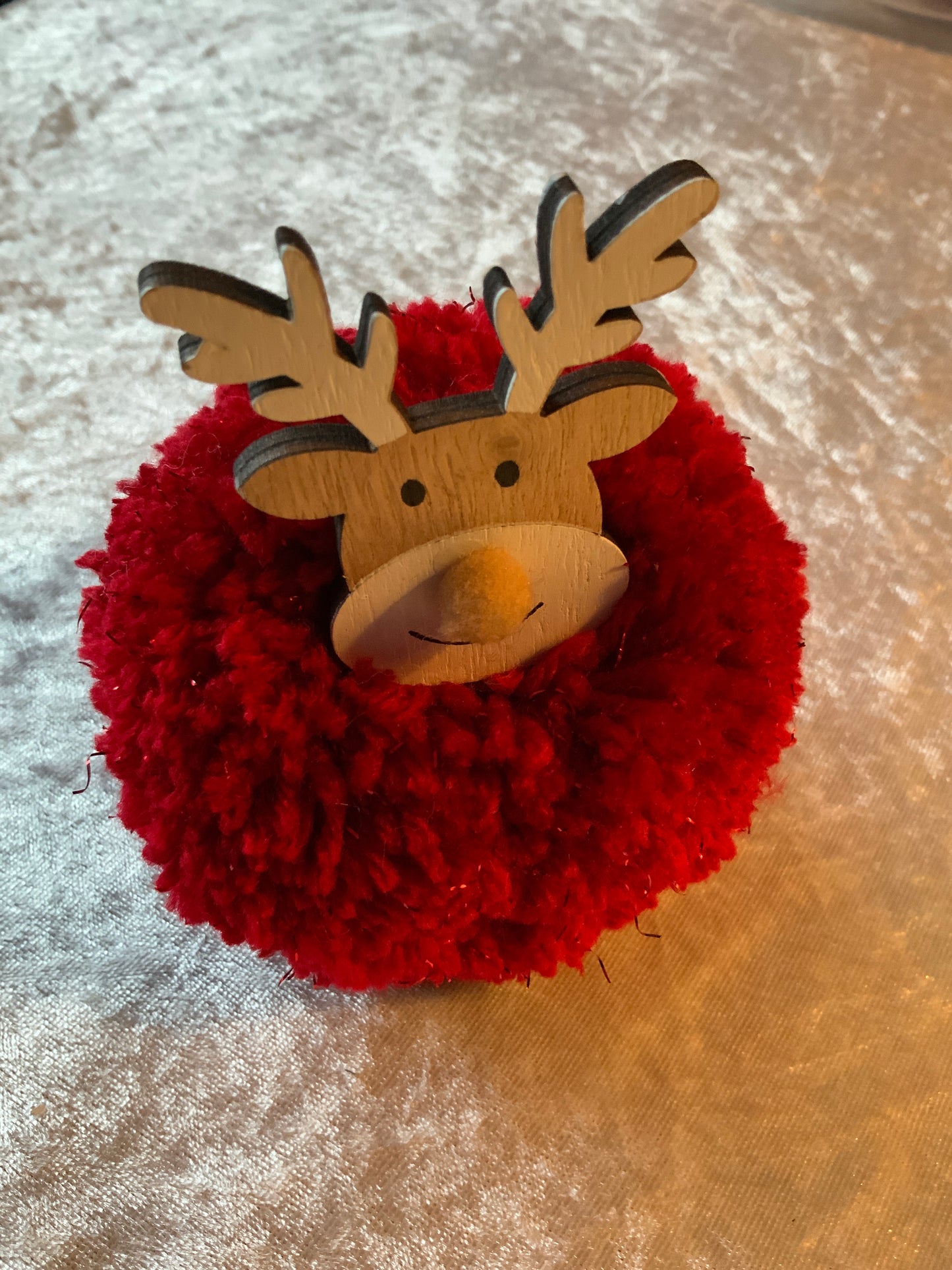 Rentier aus Wolle in Rot