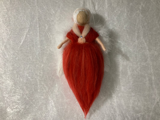 Engel aus Zauberwolle in einem kräftigen Rot