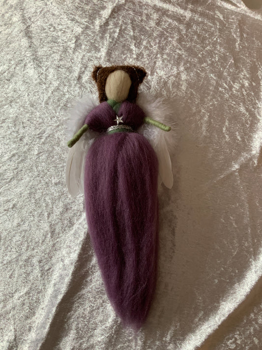 Handgefertigter Engel aus Zauberwolle in Lila